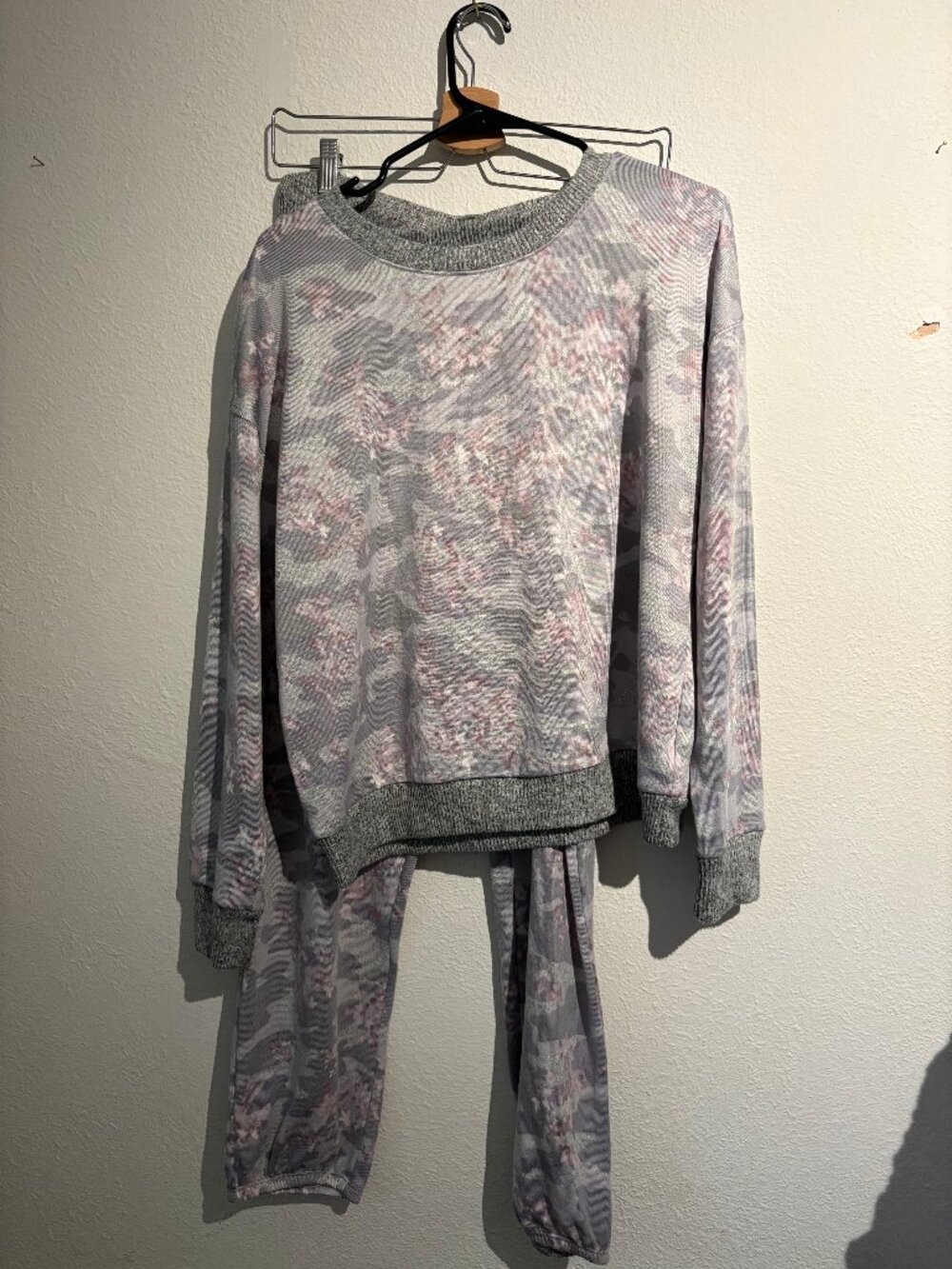 Splendid Floral Camo Sweatshirt Jogger Set Gray Pink L